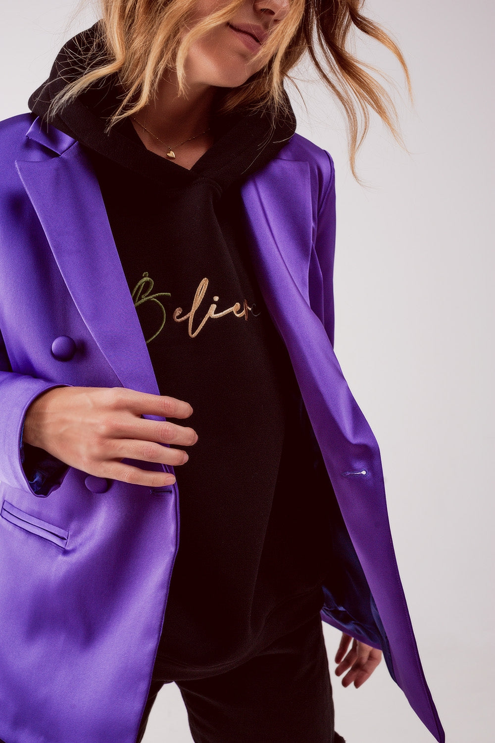 Blazer à double boutonnage en tissu satiné violet
