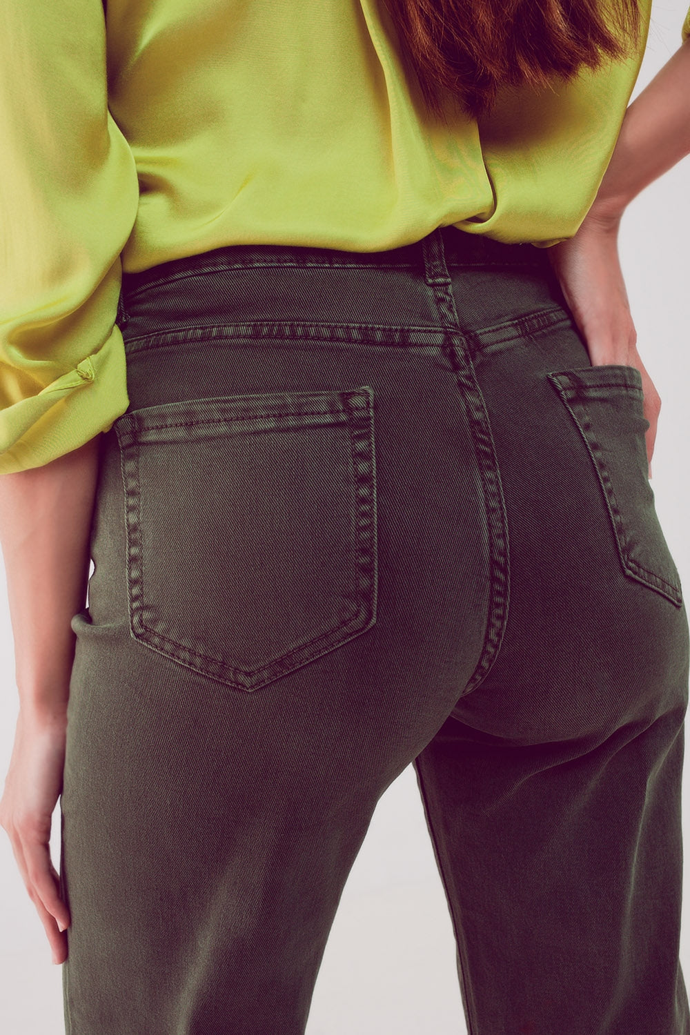 Jeans à jambe large et raccourcie en kaki