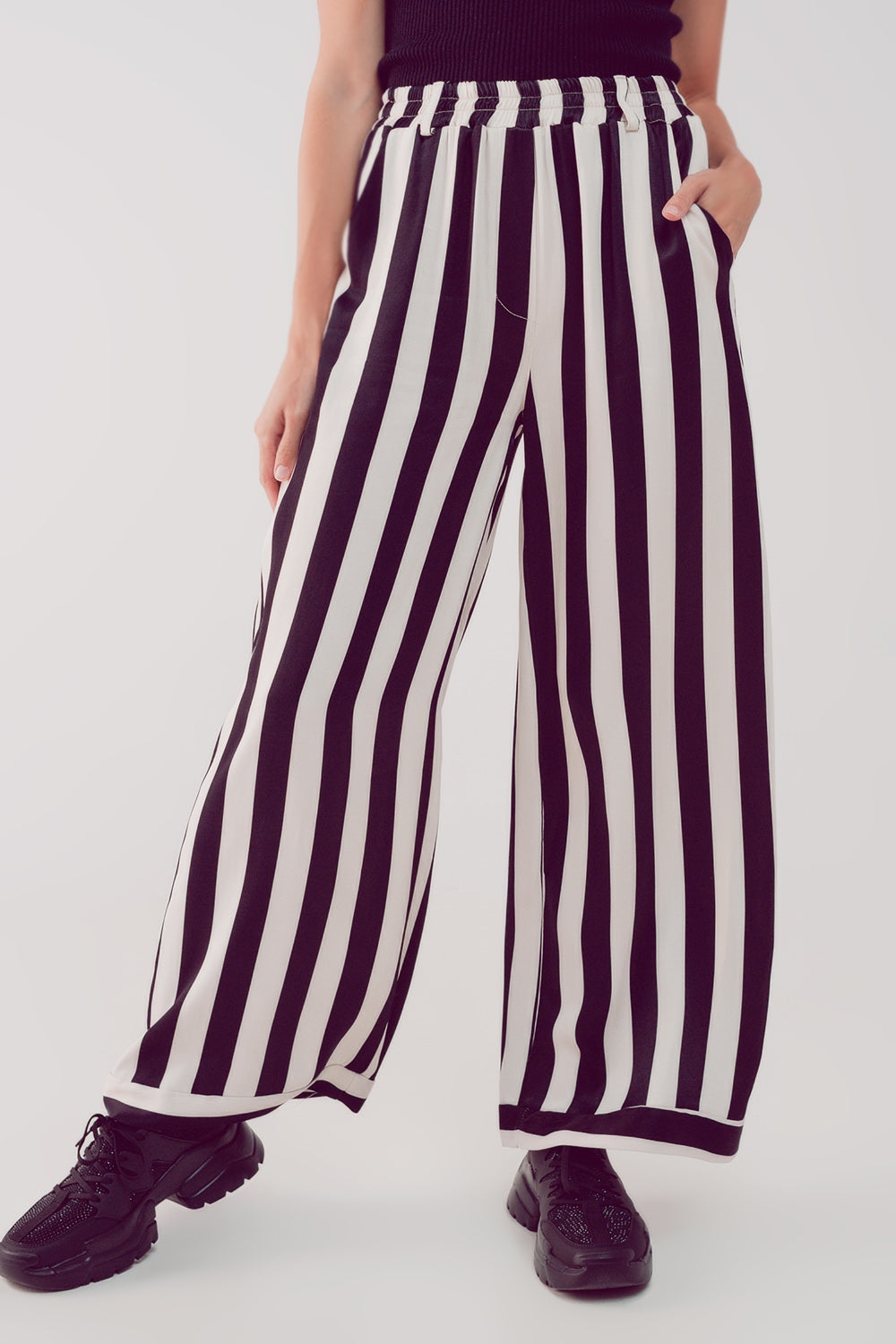 pantalon en satin à pattes larges à rayures noires et blanches