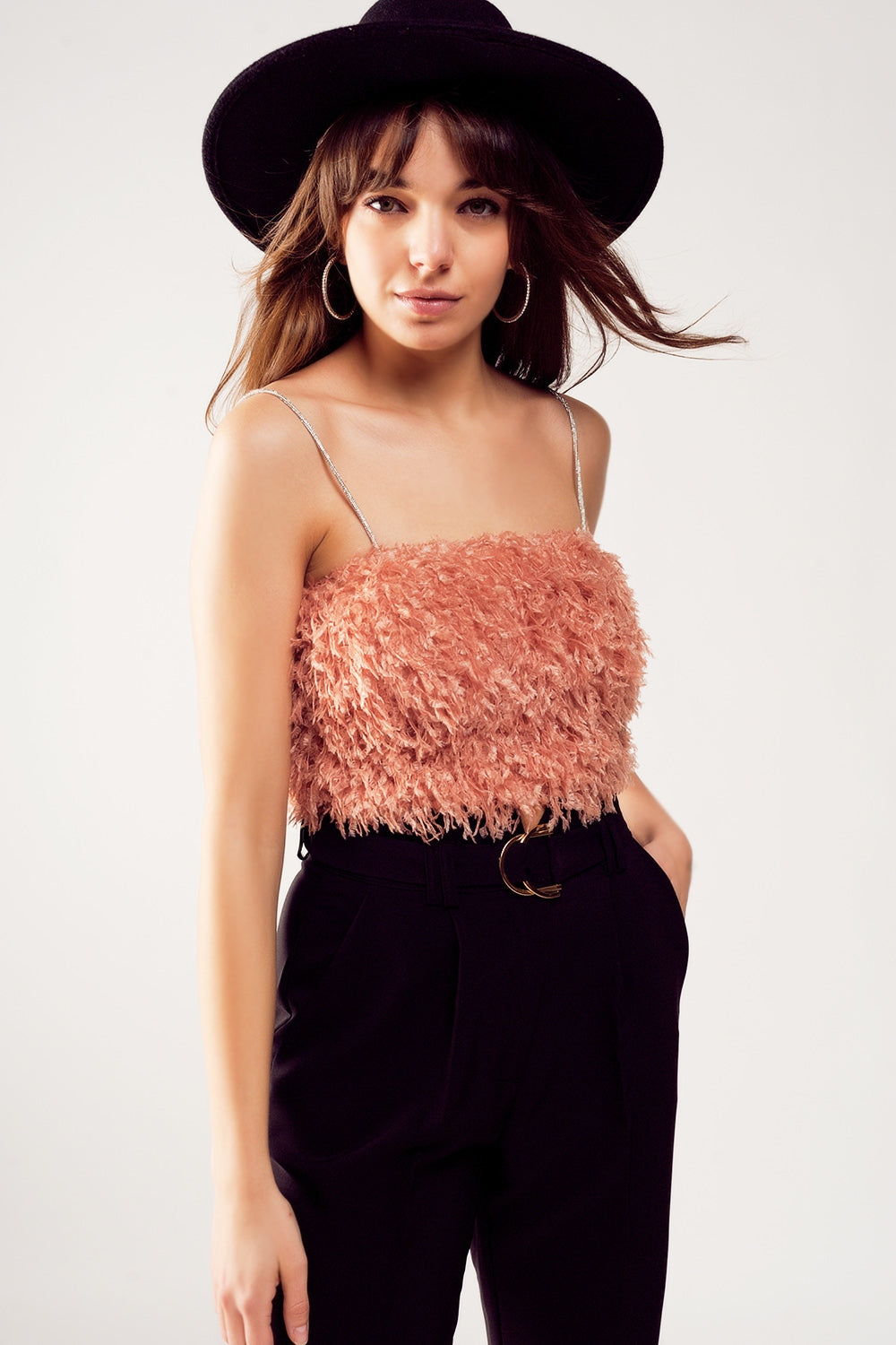 Caraco court en plumes synthétiques rose