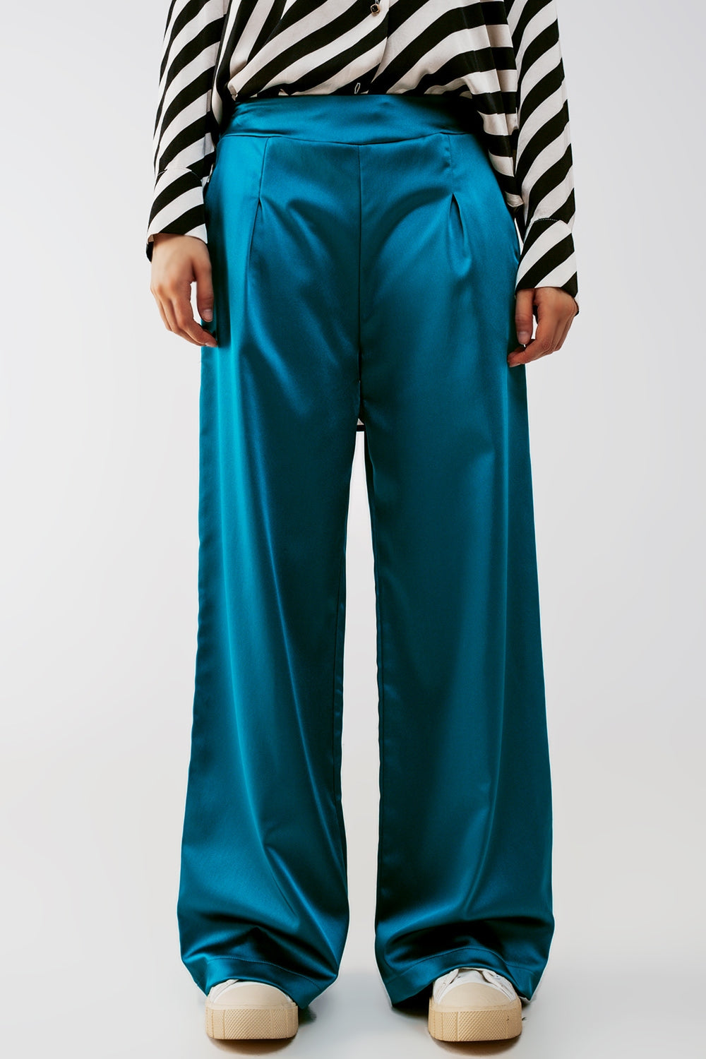 Pantalon large à pinces en satin bleu