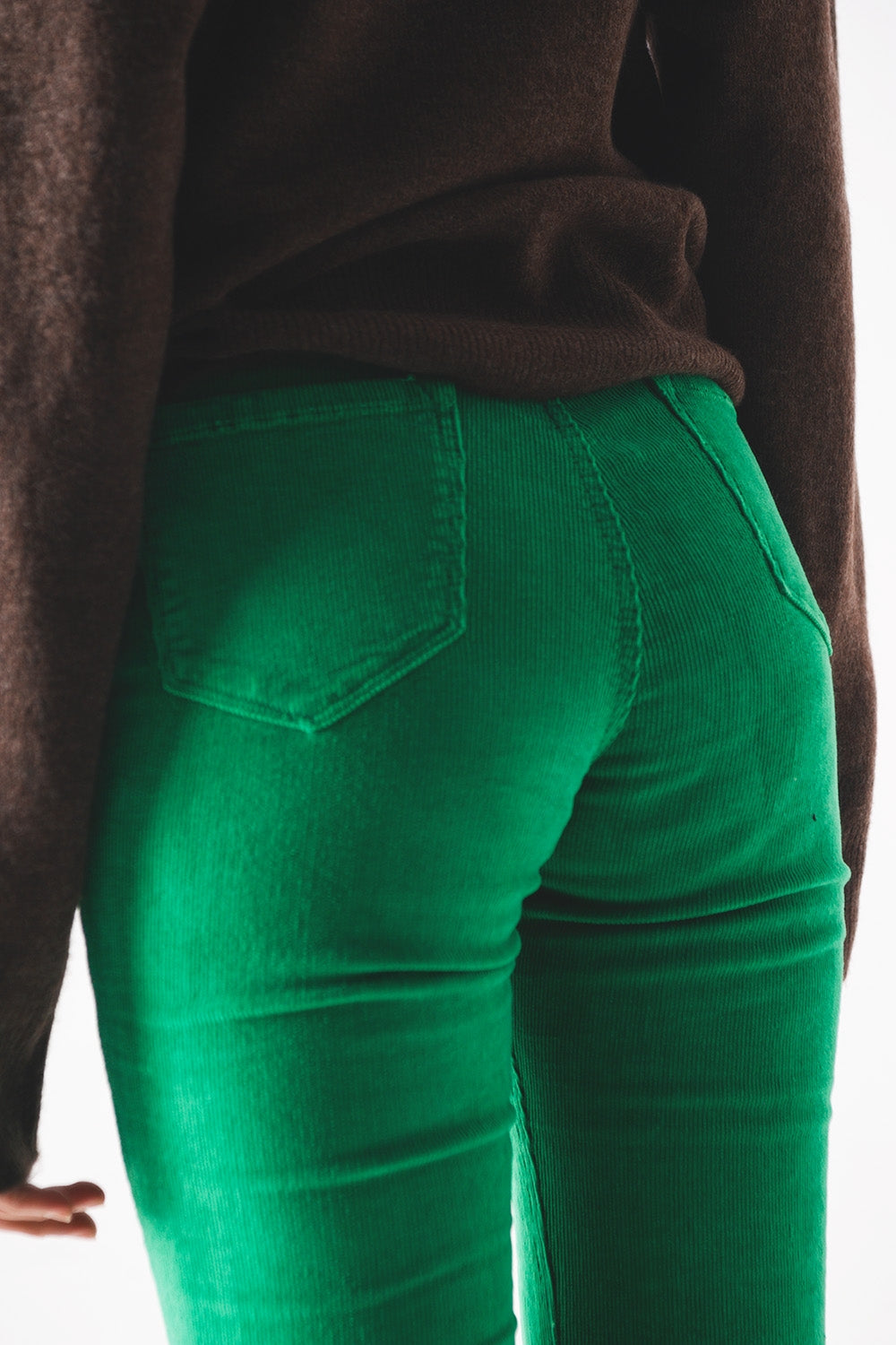Pantalon évasé en velours côtelé vert foncé