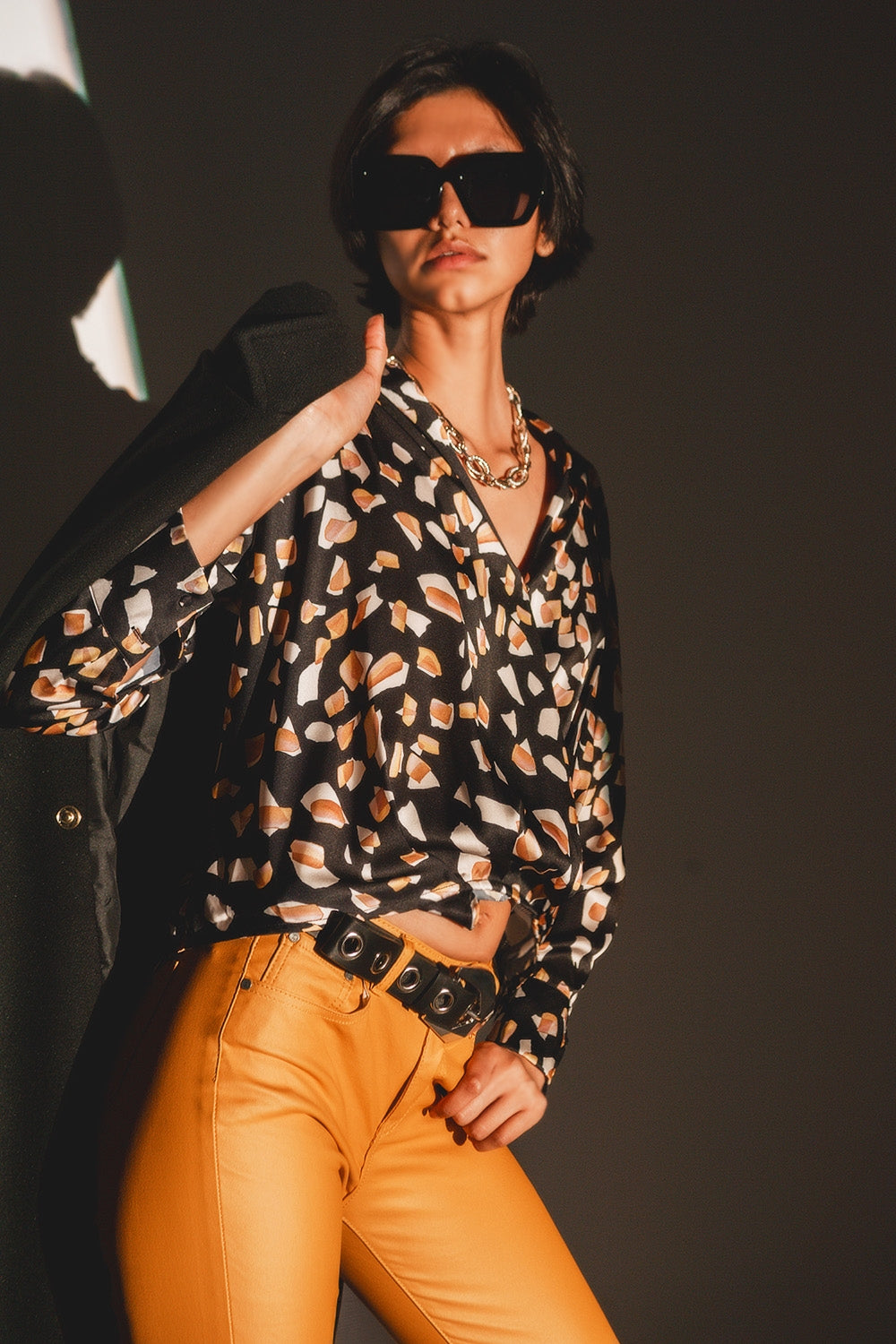 Blouse noire avec imprimé et devant cache cœur
