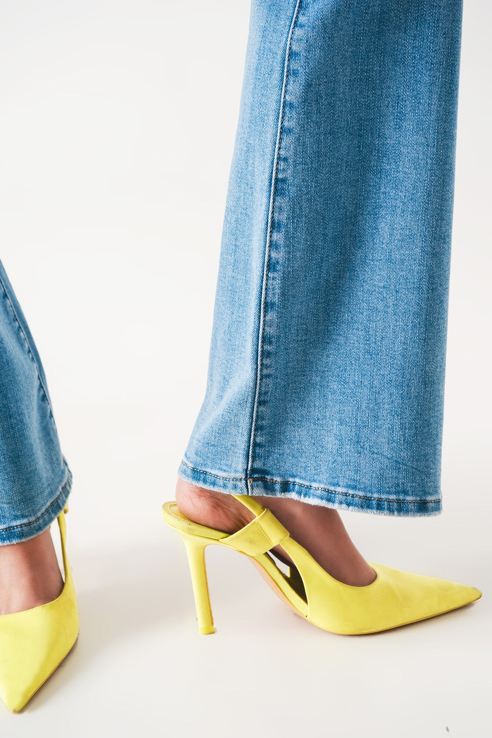 Jeans évasés taille haute des années 70 en denim extensible délavé clair