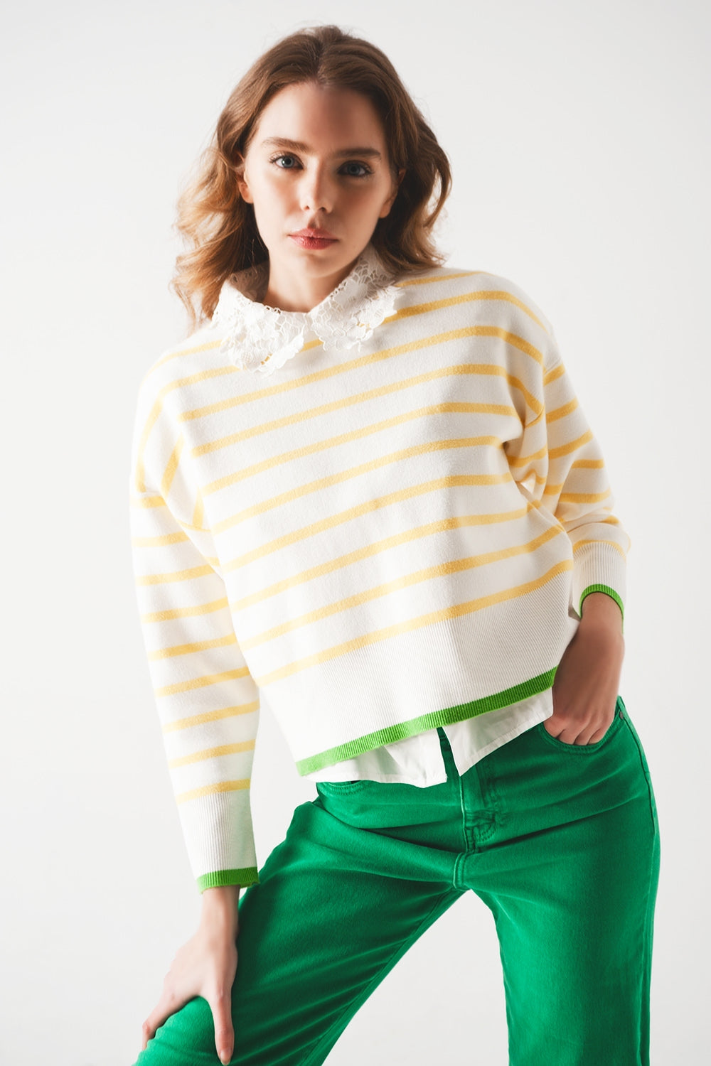 Pull à rayures jaunes et blanches