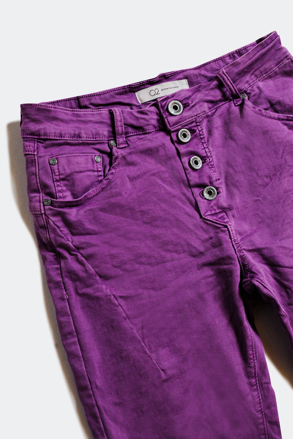 Jean skinny avec boutons visibles pourpre