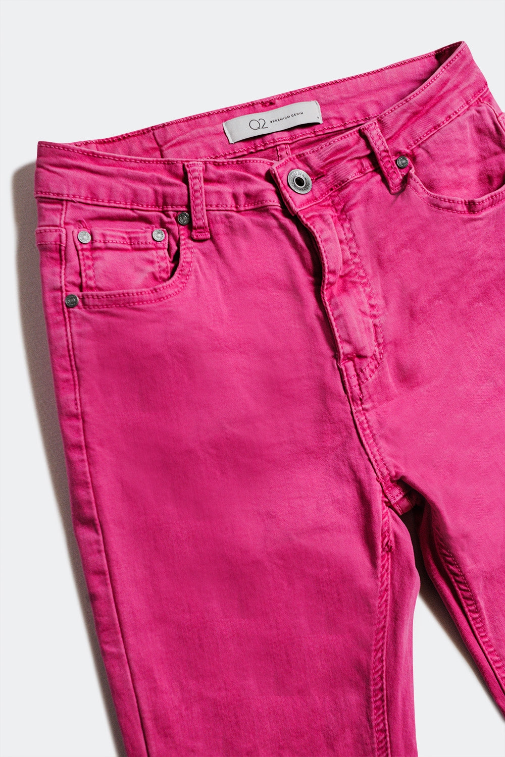 Jean évasé avec ourlet brut fuchsia