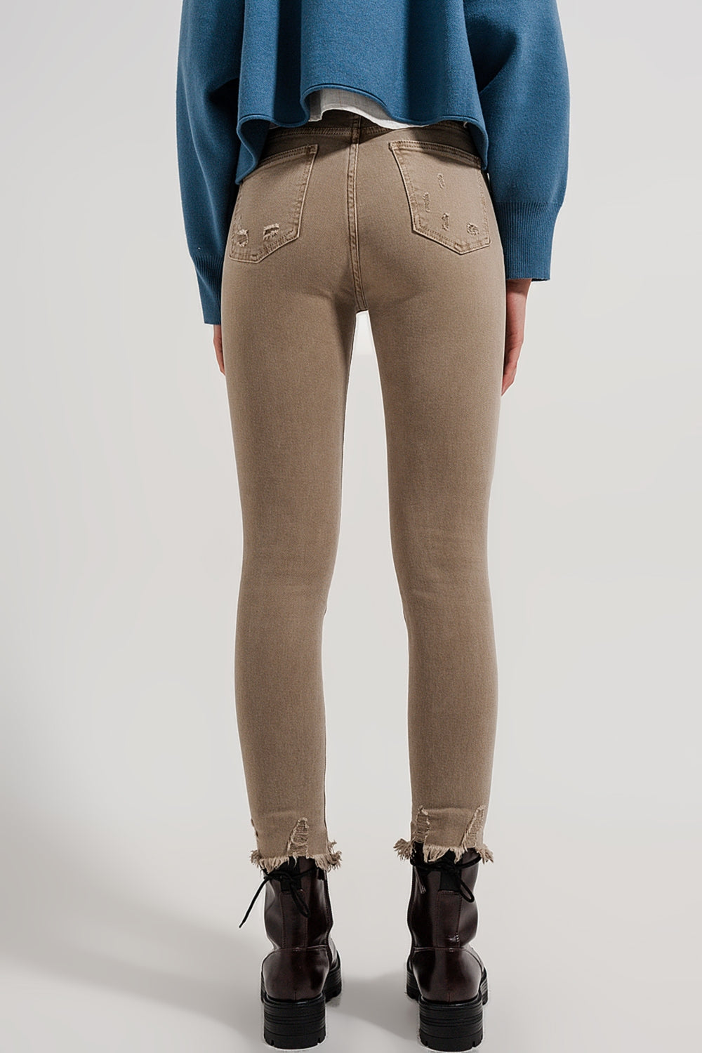Jean skinny beige avec bords bruts