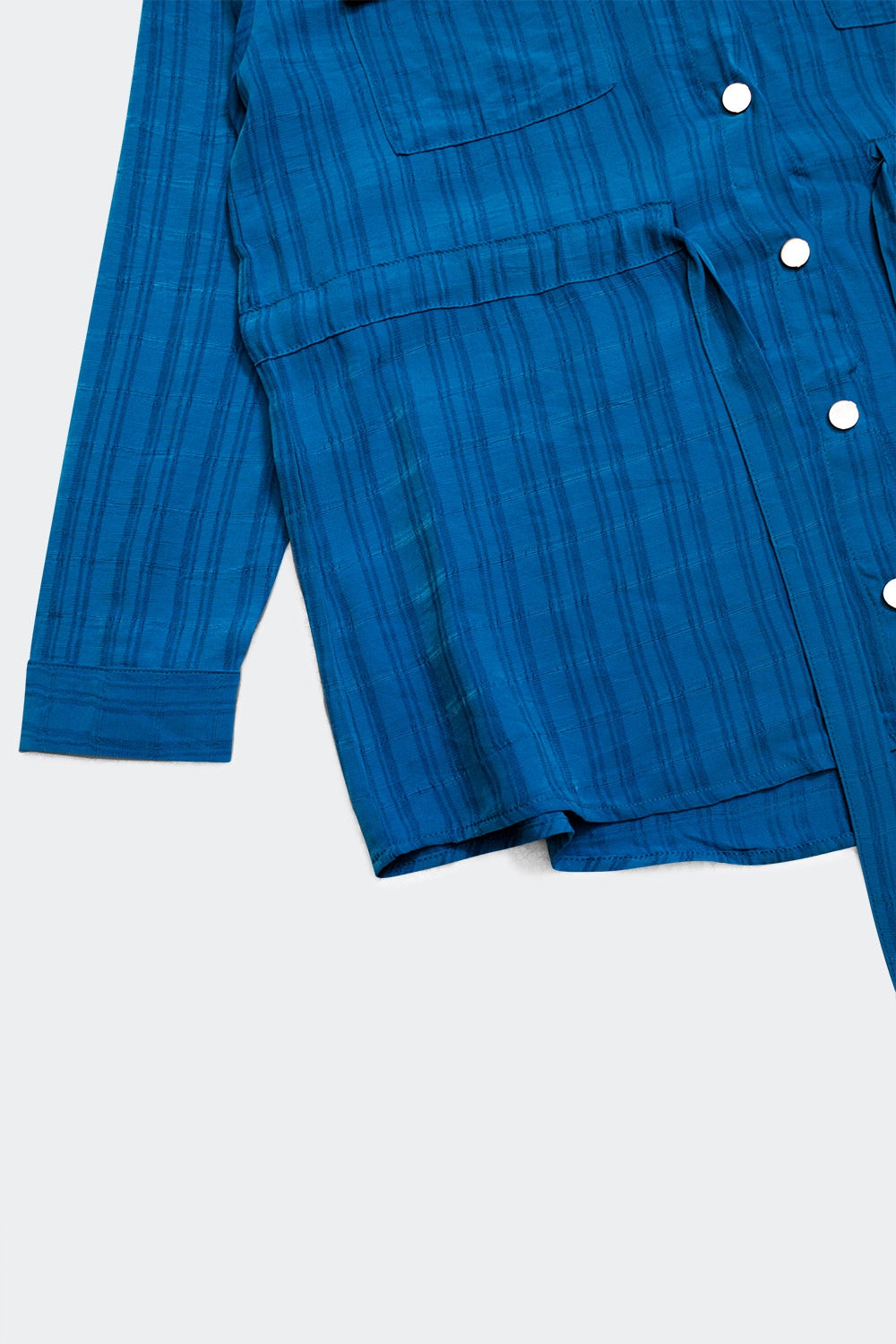 Chemise à manches longues taille nouée en bleu