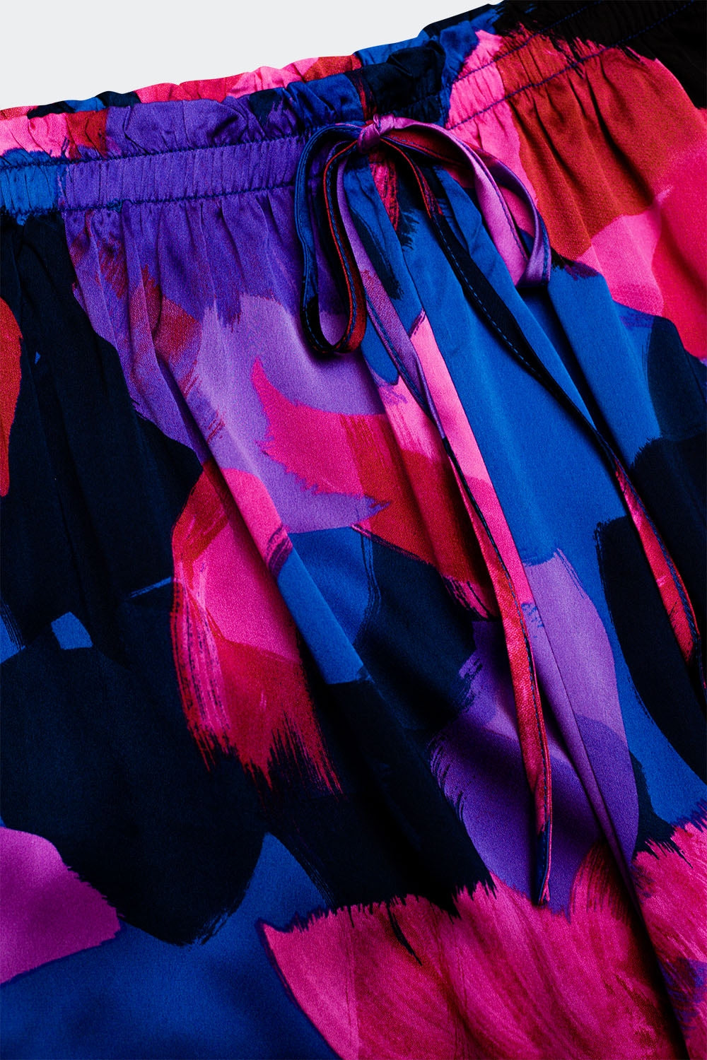 Pantalon large à fleurs violettes