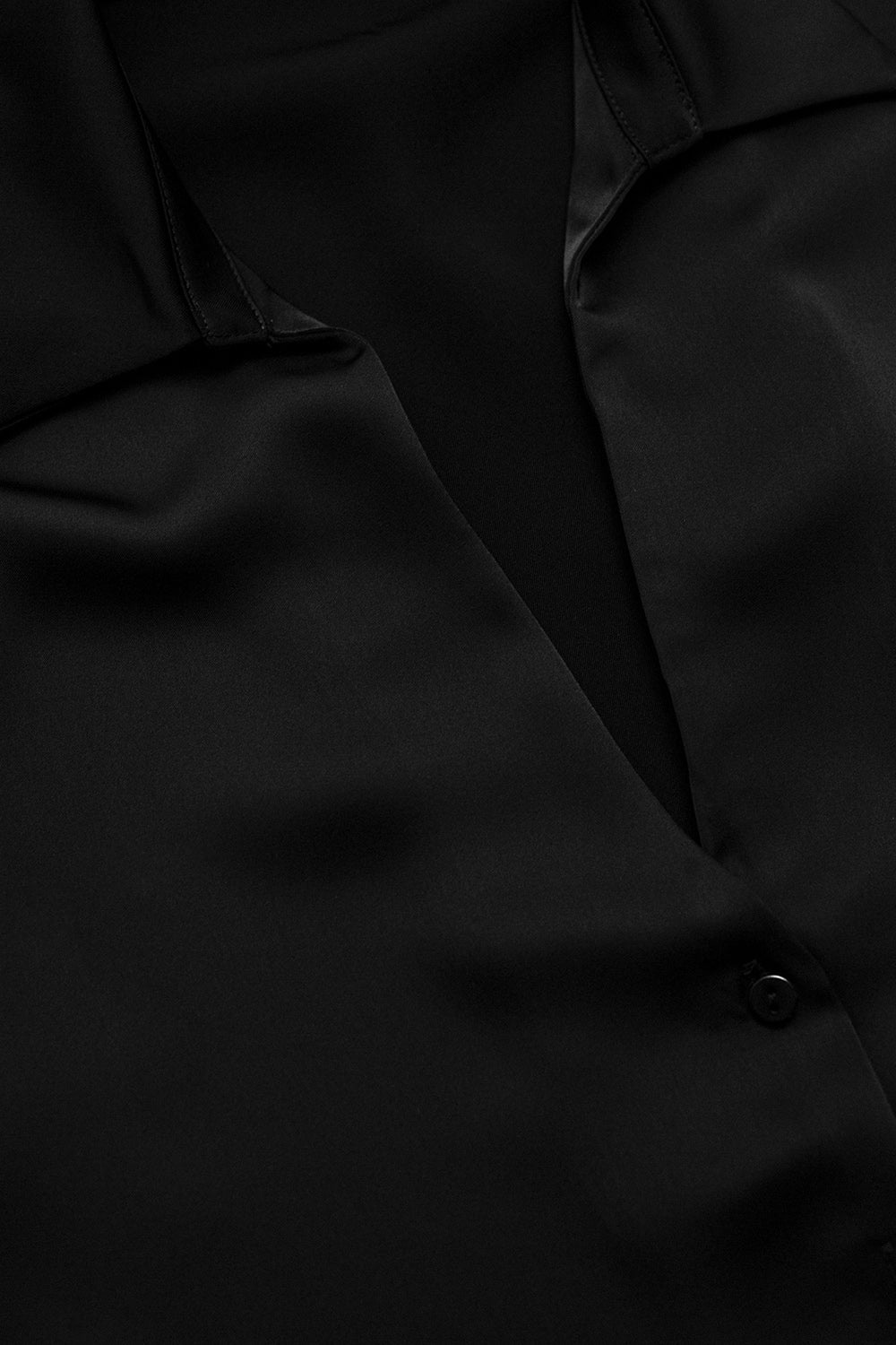 Chemise en satin à col V noire