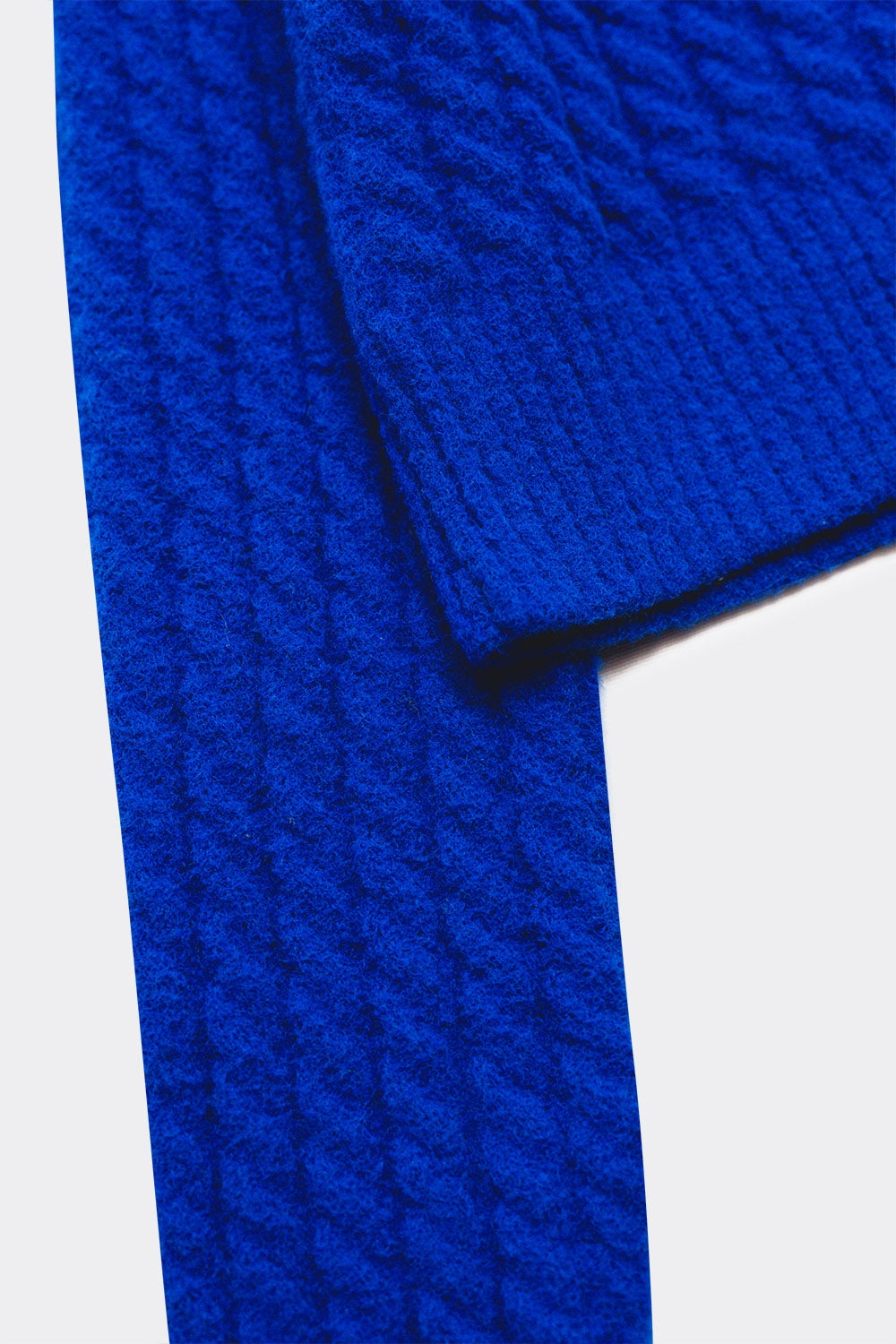 Pull ultra court en maille torsadée Bleu