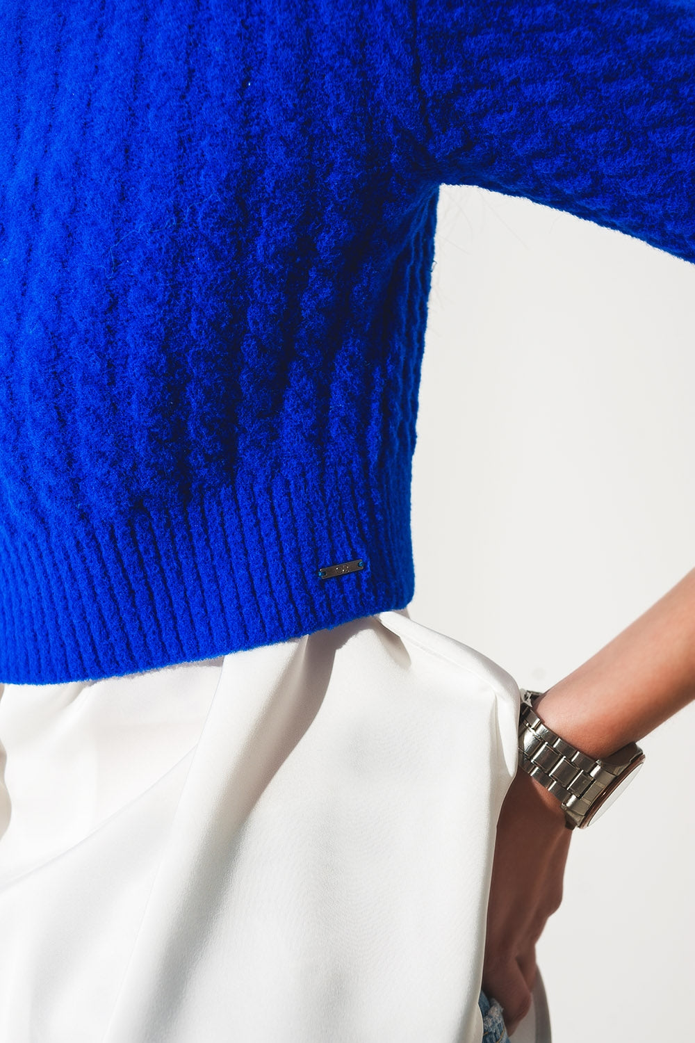 Pull ultra court en maille torsadée Bleu