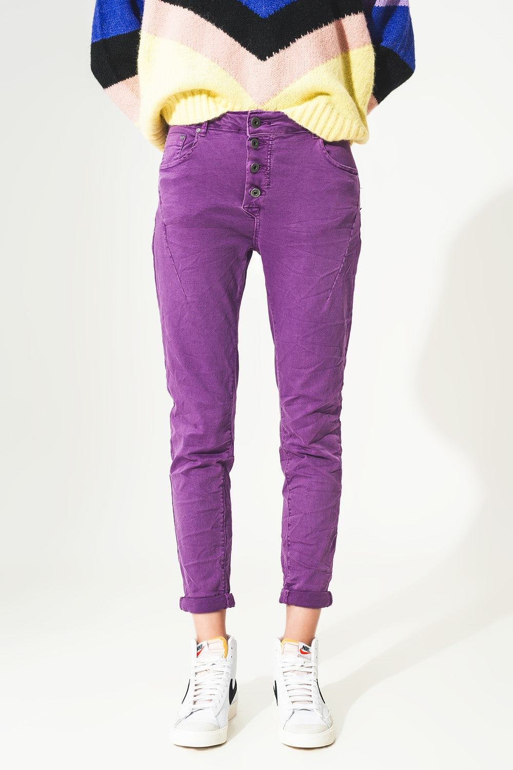 Jean skinny avec boutons visibles pourpre