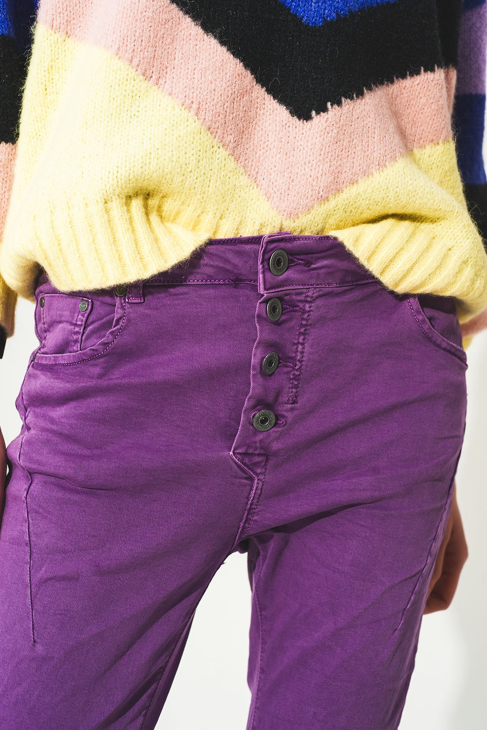 Jean skinny avec boutons visibles pourpre
