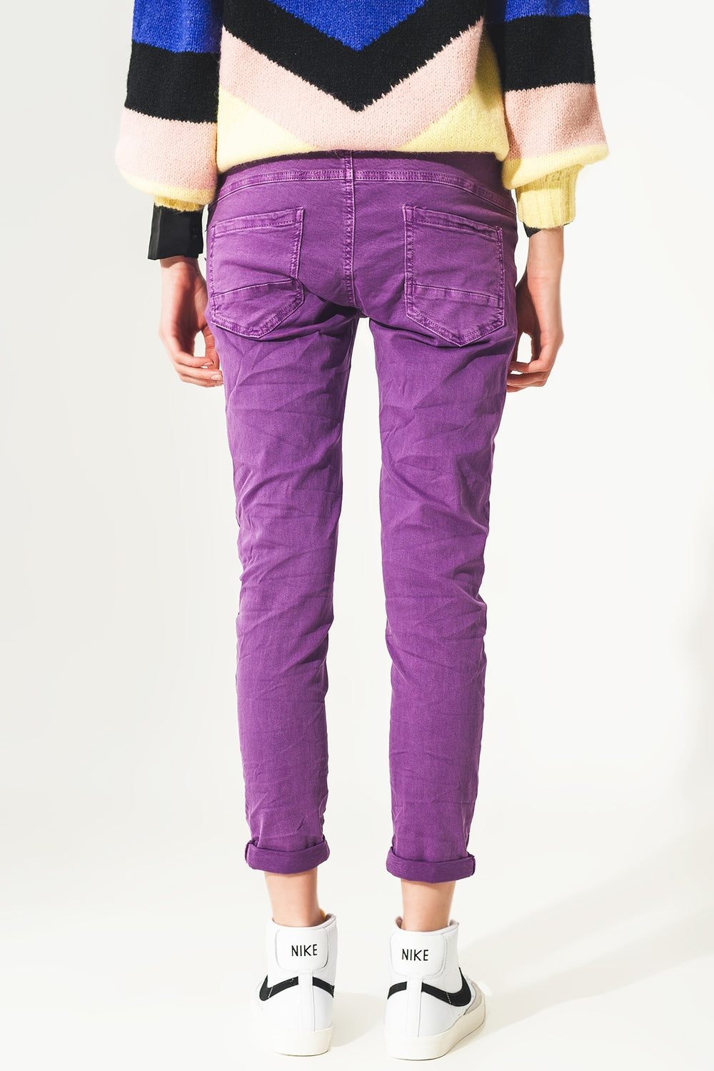 Jean skinny avec boutons visibles pourpre