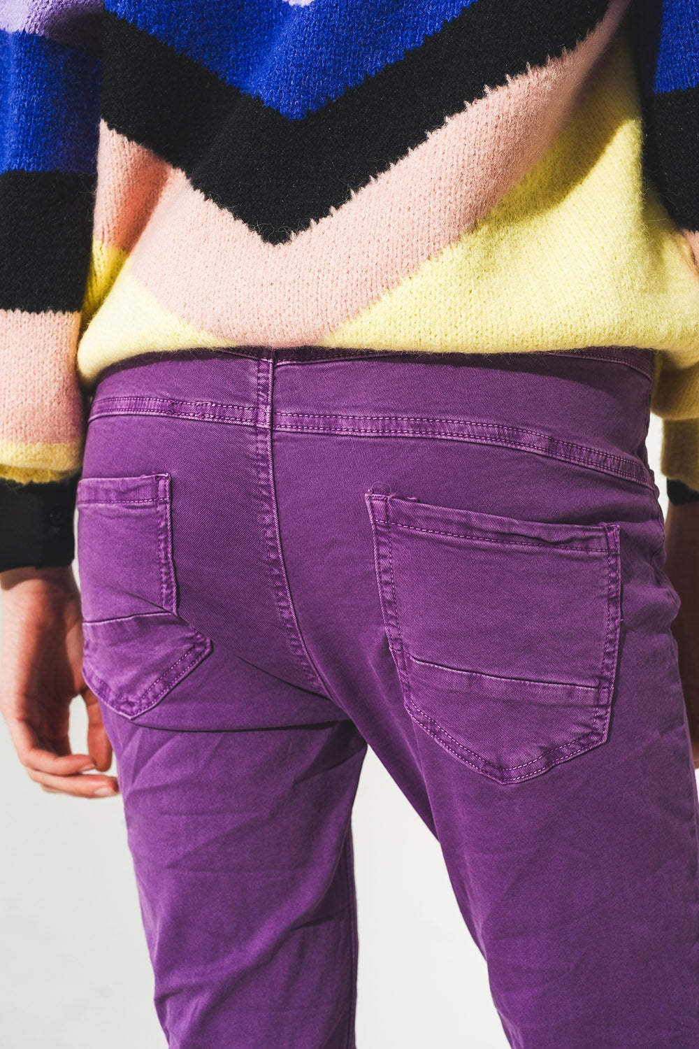 Jean skinny avec boutons visibles pourpre