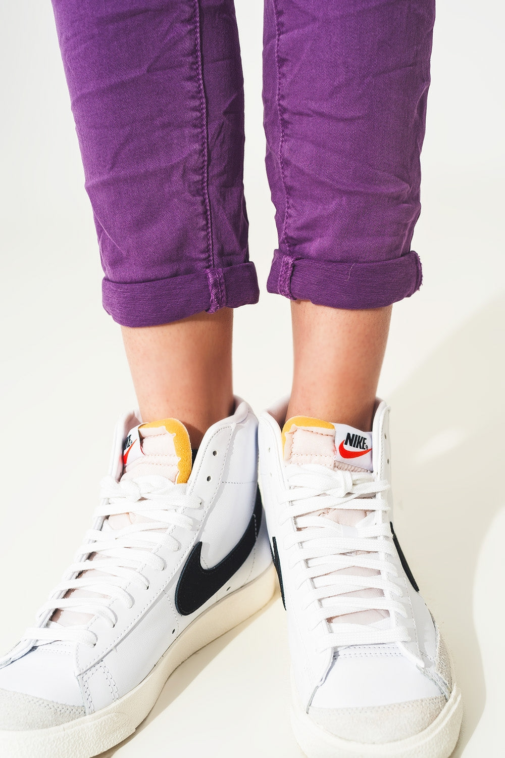 Jean skinny avec boutons visibles pourpre