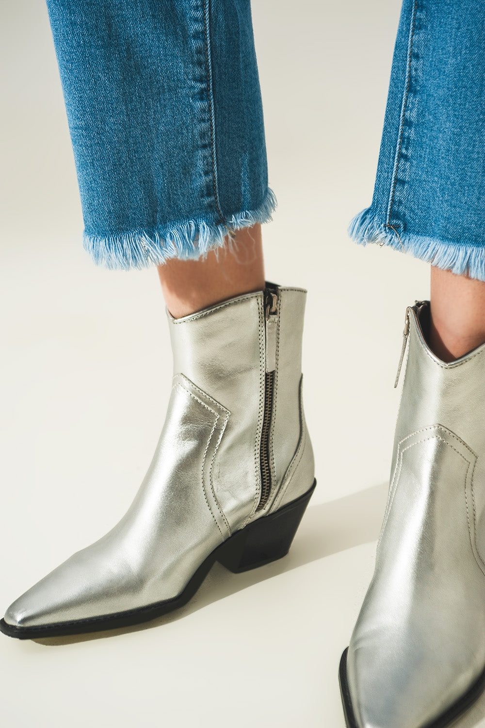 Jean déchiré en denim à strass
