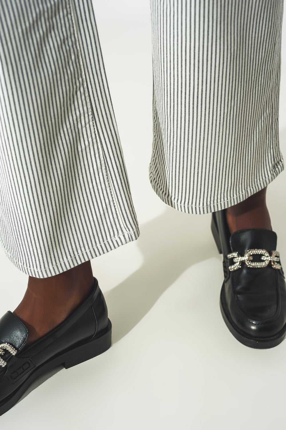 Pantalon à rayures évasées en gris