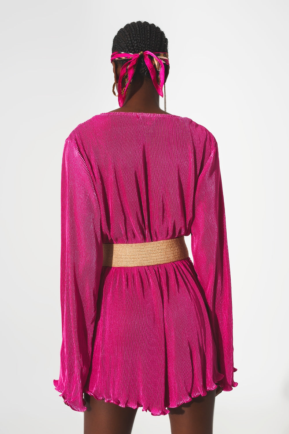 Combinaison plissée en satin fuchsia avec détail portefeuille