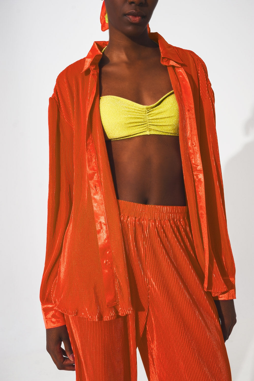 Chemise décontractée en satin plissé en orange