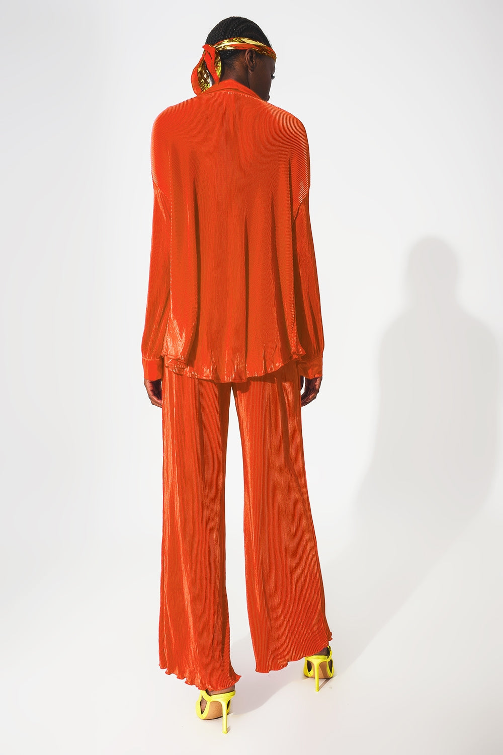 Chemise décontractée en satin plissé en orange