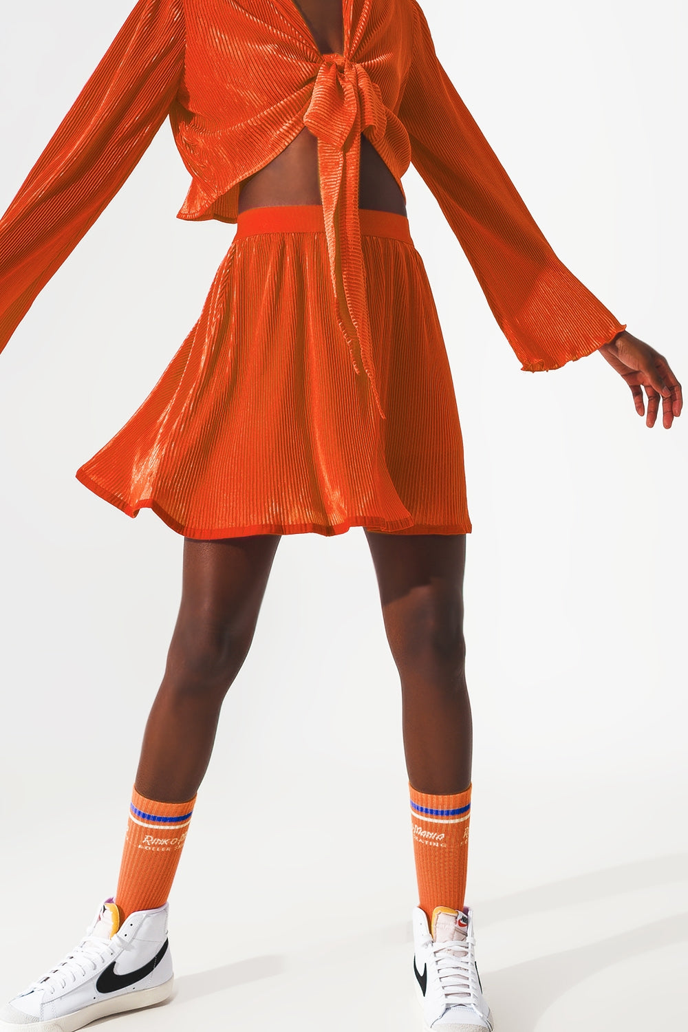 Jupe courte plissée en orange