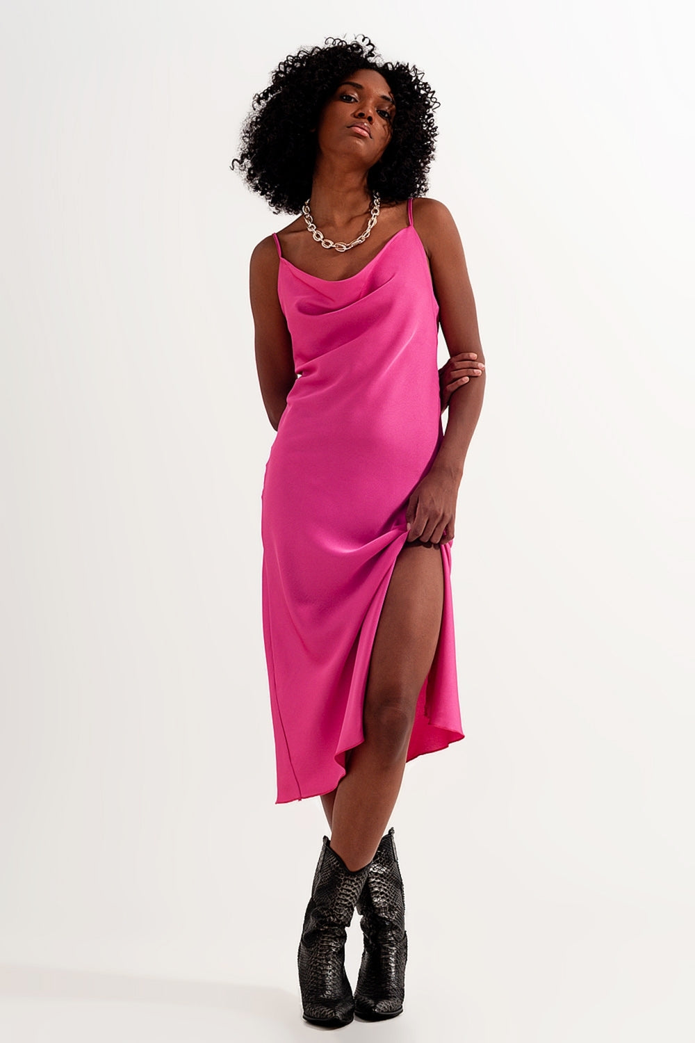Robe nuisette mi longue à fines bretelles en satin très brillant fushia