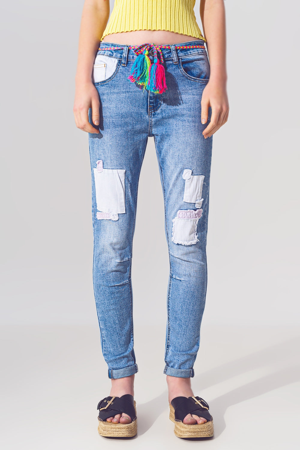 Jean Skinny Extensible avec Empiècements en Délavage Moyen et Détail de Ceinture