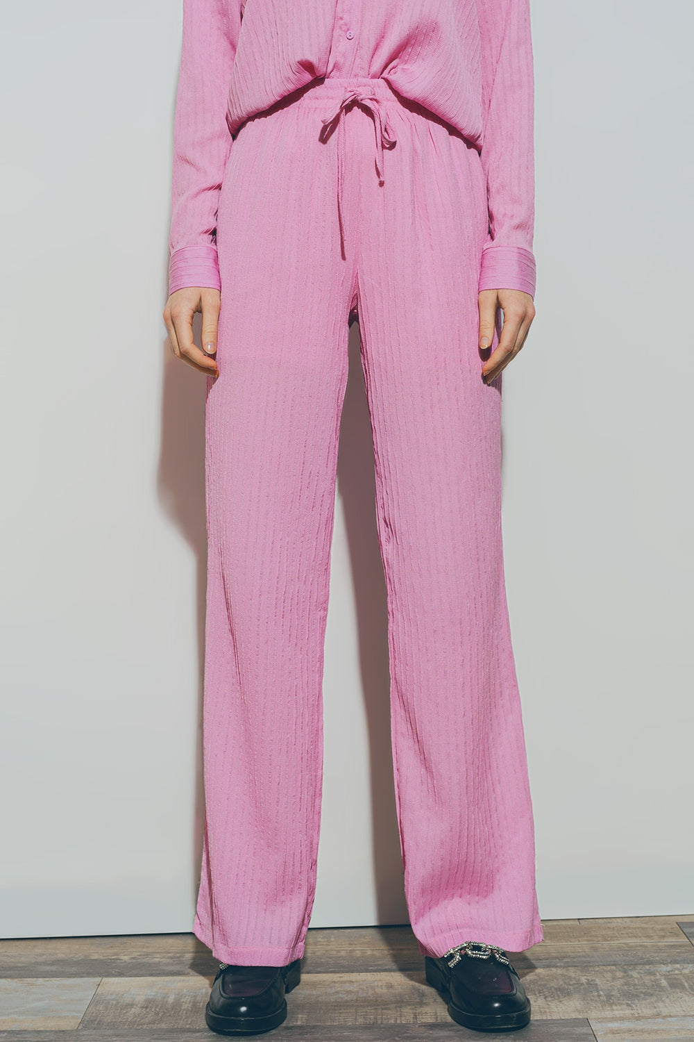 Pantalon large texturé en rose