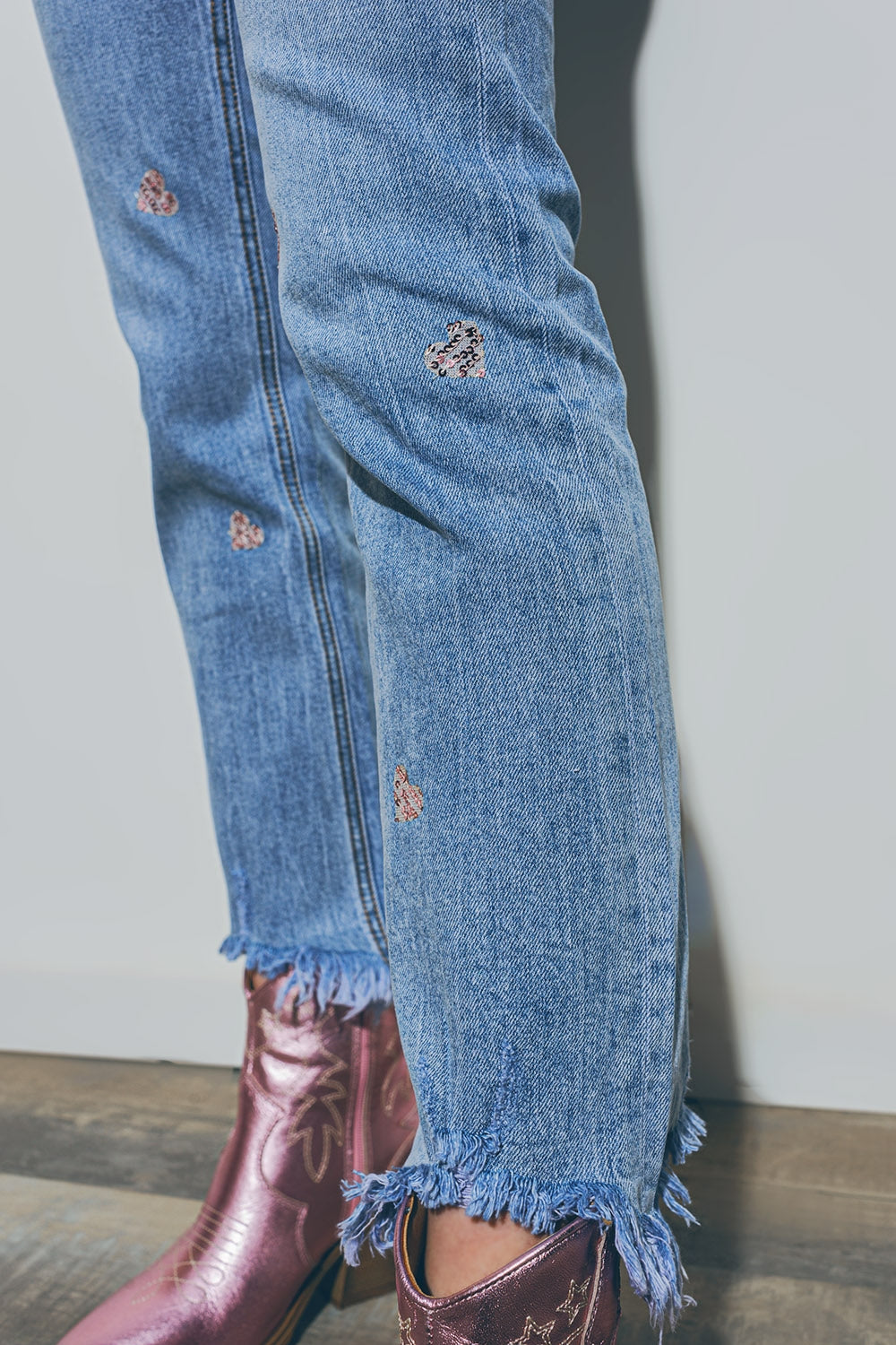 Jean à ourlet déchiré avec embellissement en forme de cœur en Moyen Wash
