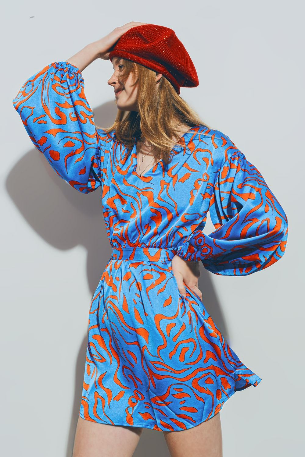 Mini robe en satin à col en V en bleu