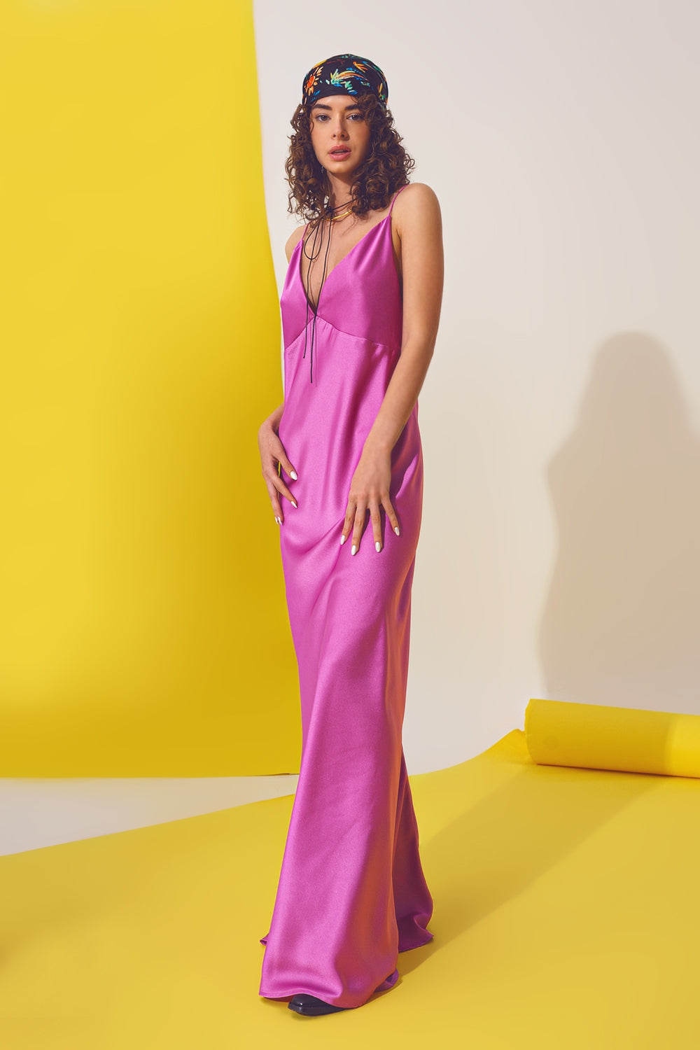 Robe longue en satin avec bretelles spaghetti en fuchsia