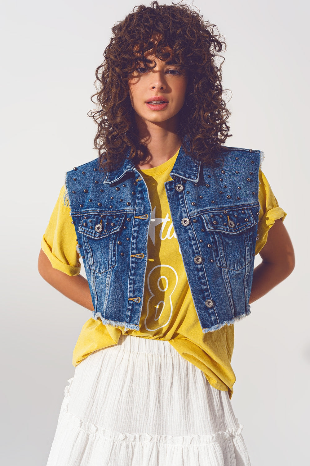 Gilet croisé en denim clouté en bleu