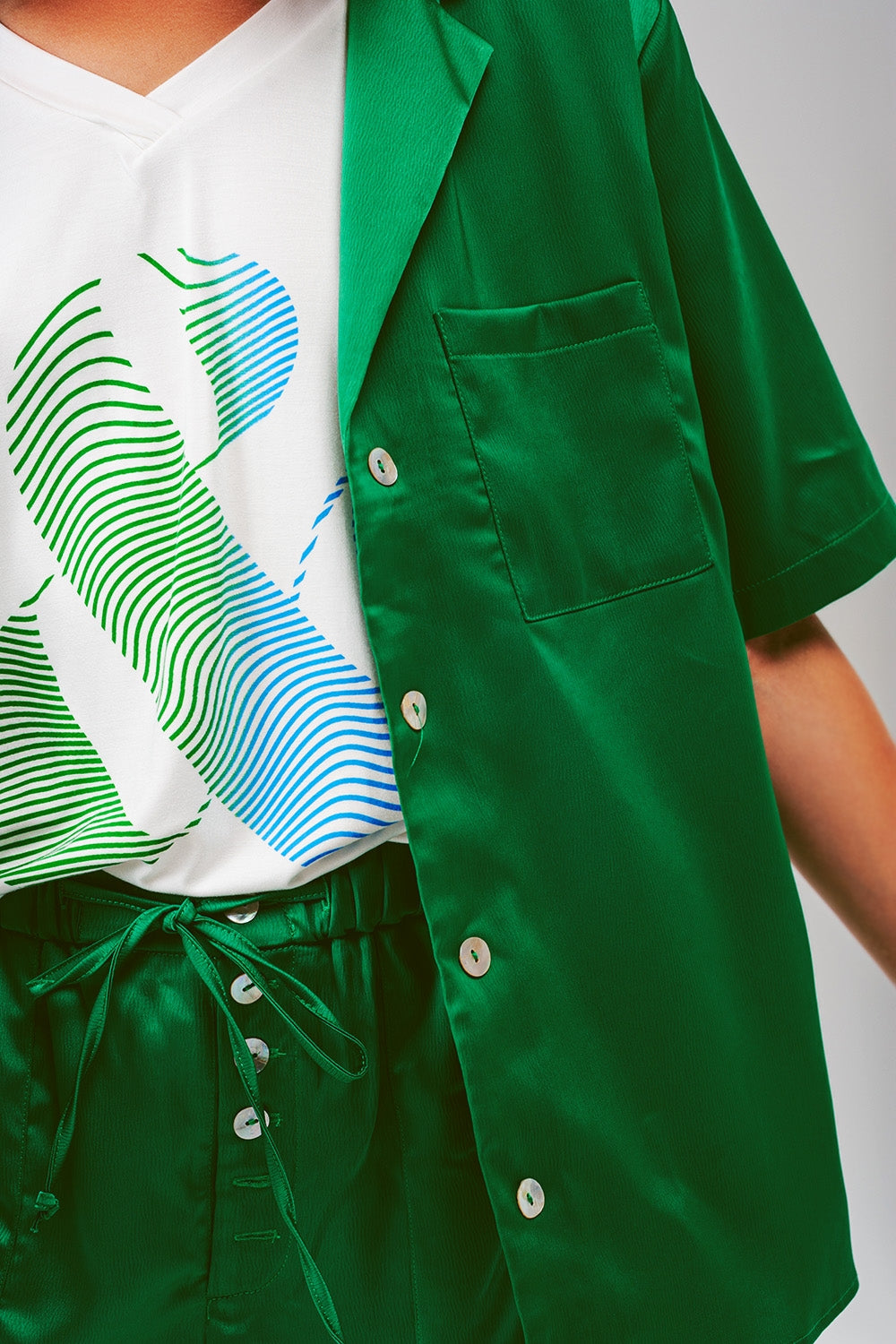 Chemisier à manches courtes en satin vert