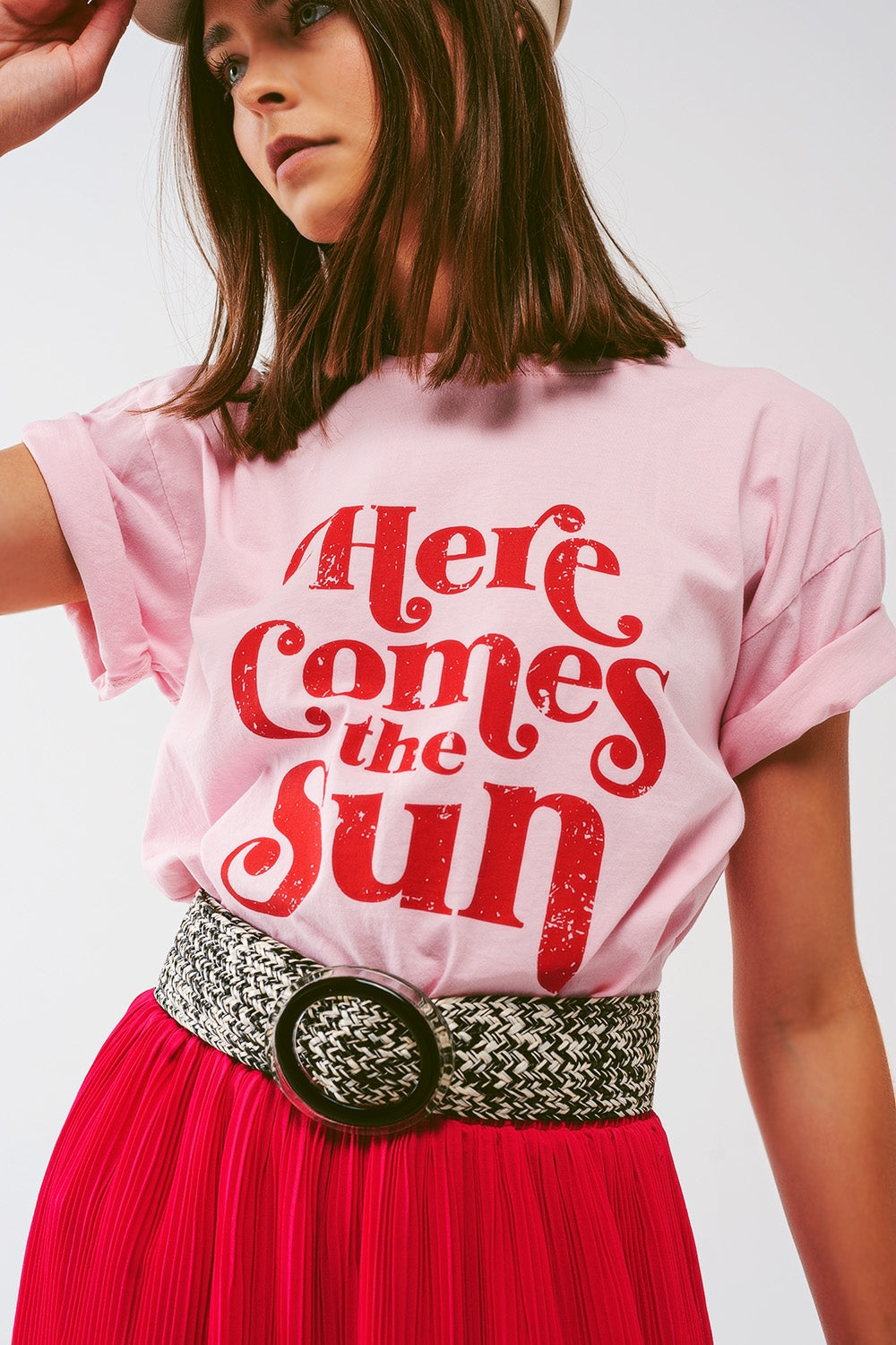 T-shirt avec texte Here Comes The Sun en rose