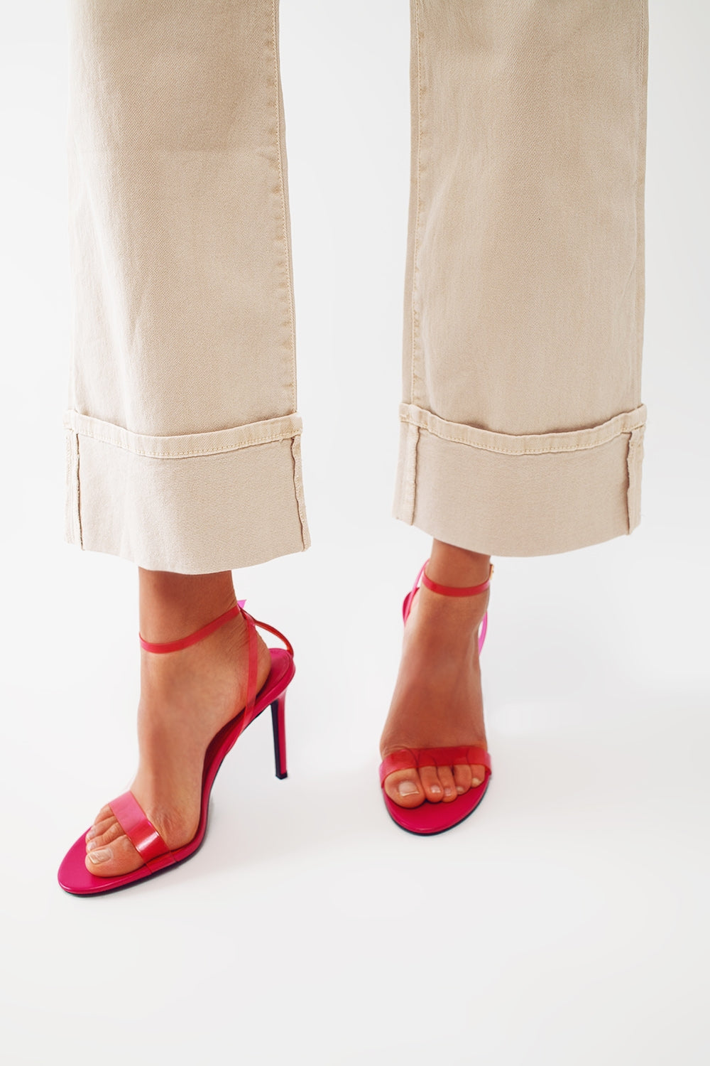 Jean droit avec ourlet coupé en beige