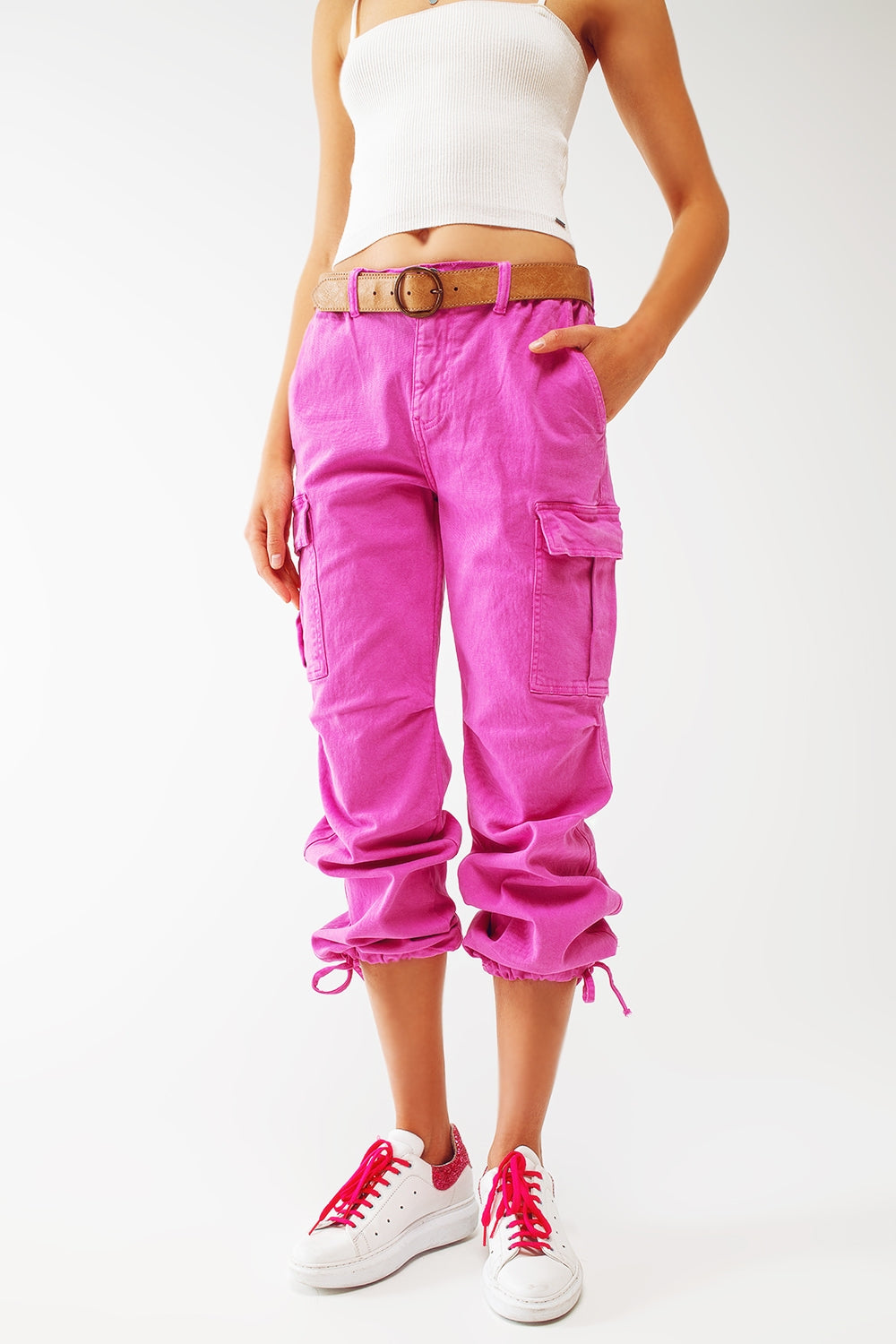Pantalon cargo avec extrémités à pompons en fuchsia