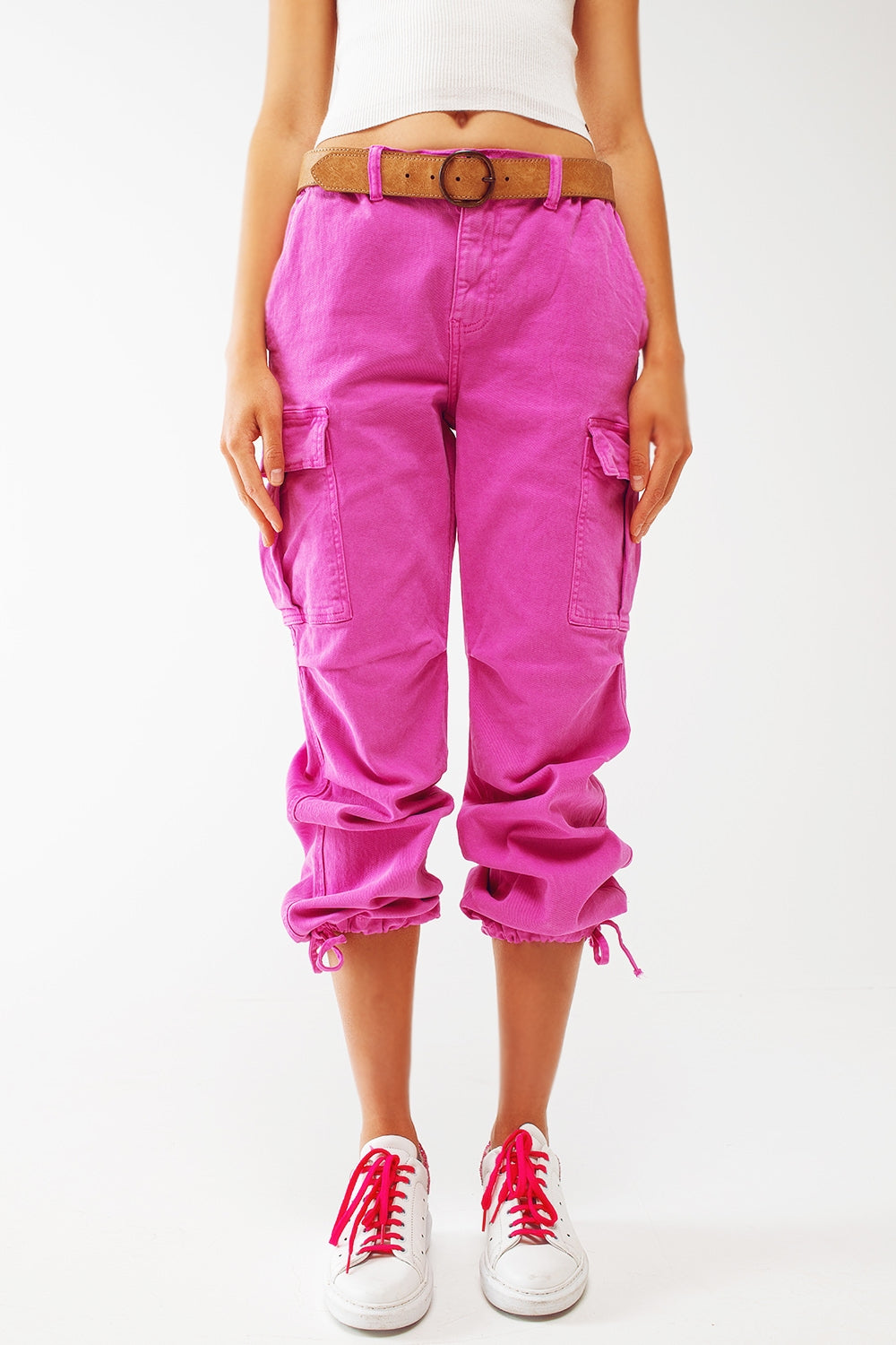 Pantalon cargo avec extrémités à pompons en fuchsia