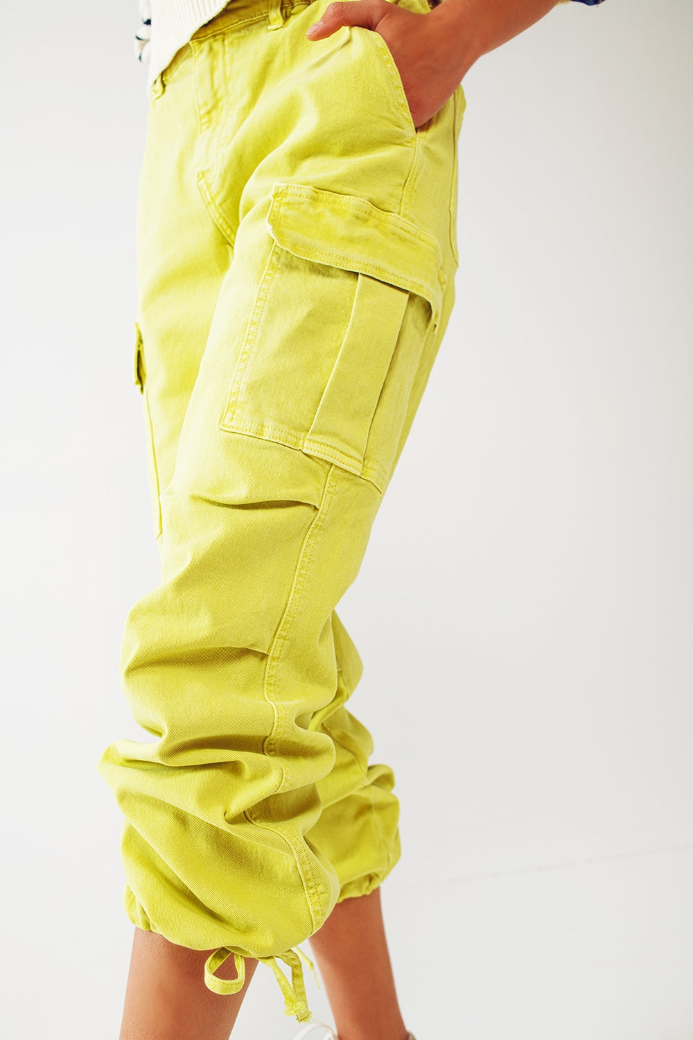 Pantalon cargo avec extrémités à pompons en lime