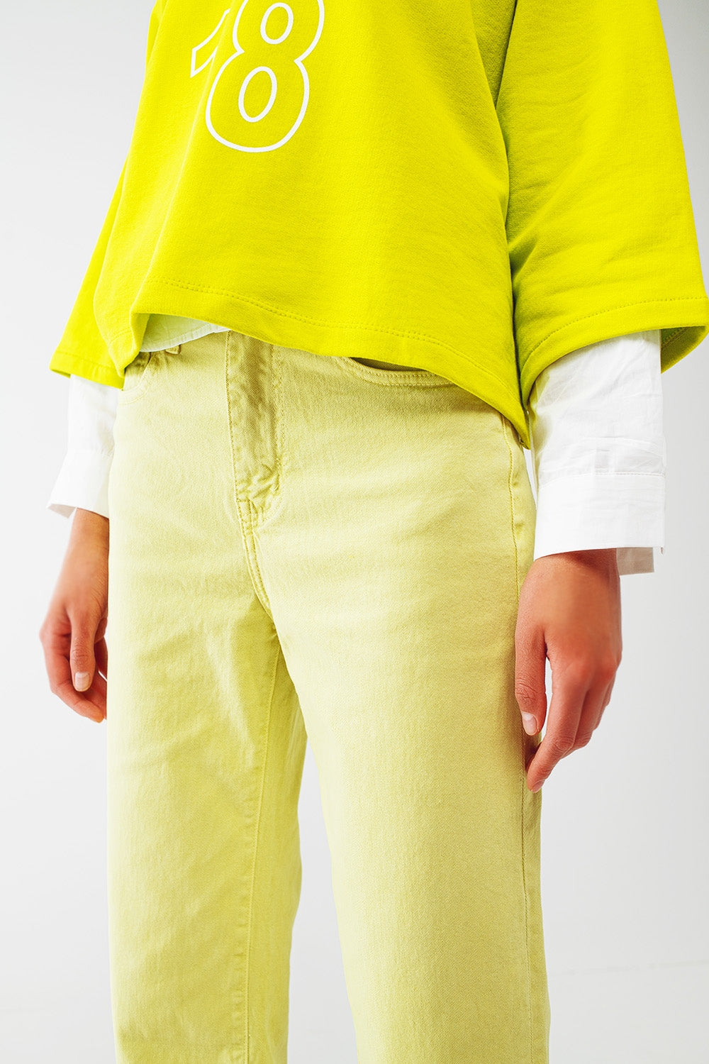 Jeans à jambe droite avec ourlet coupé en vert citron