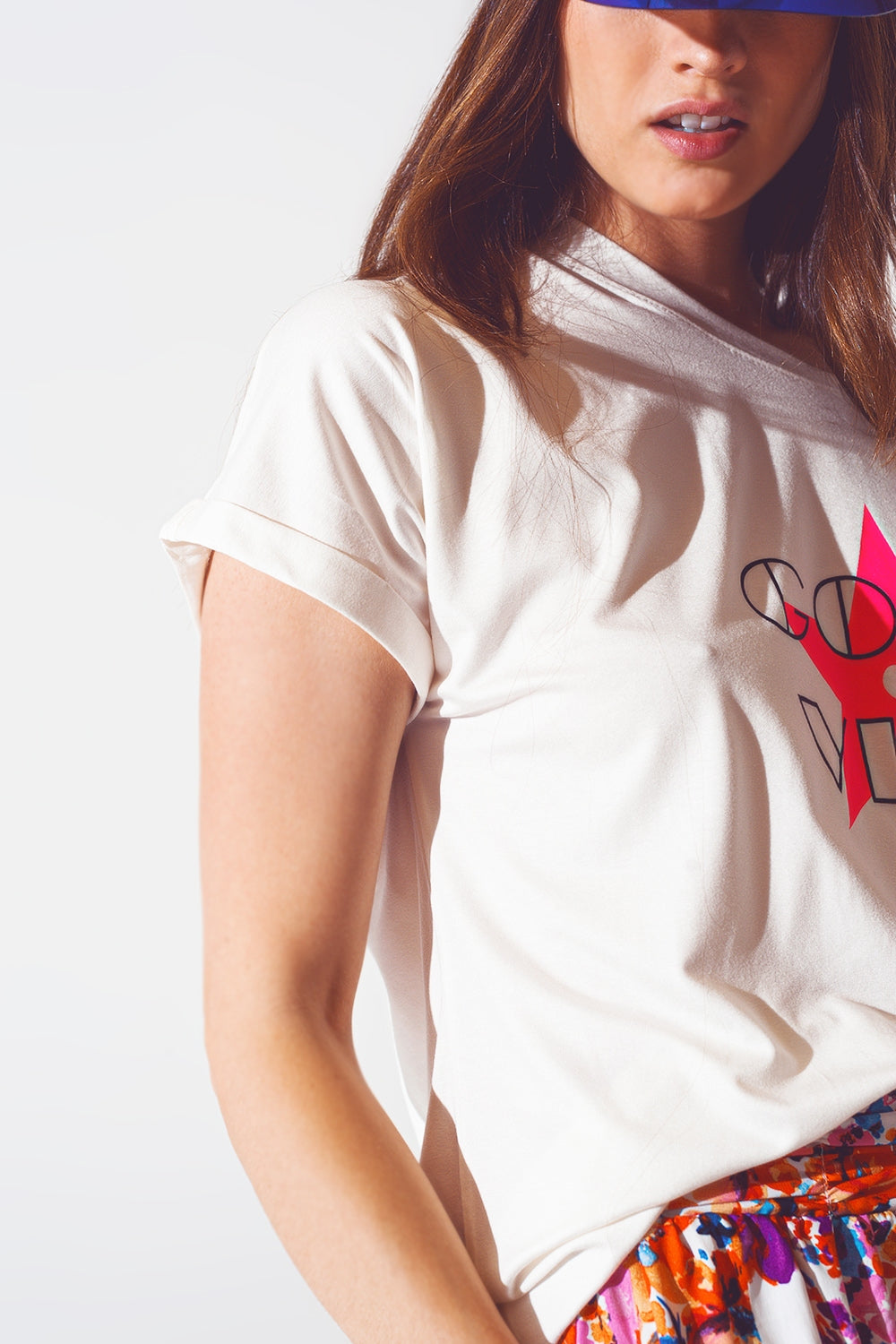 T-shirt à encolure bateau avec texte Good Vibe en blanc et rose