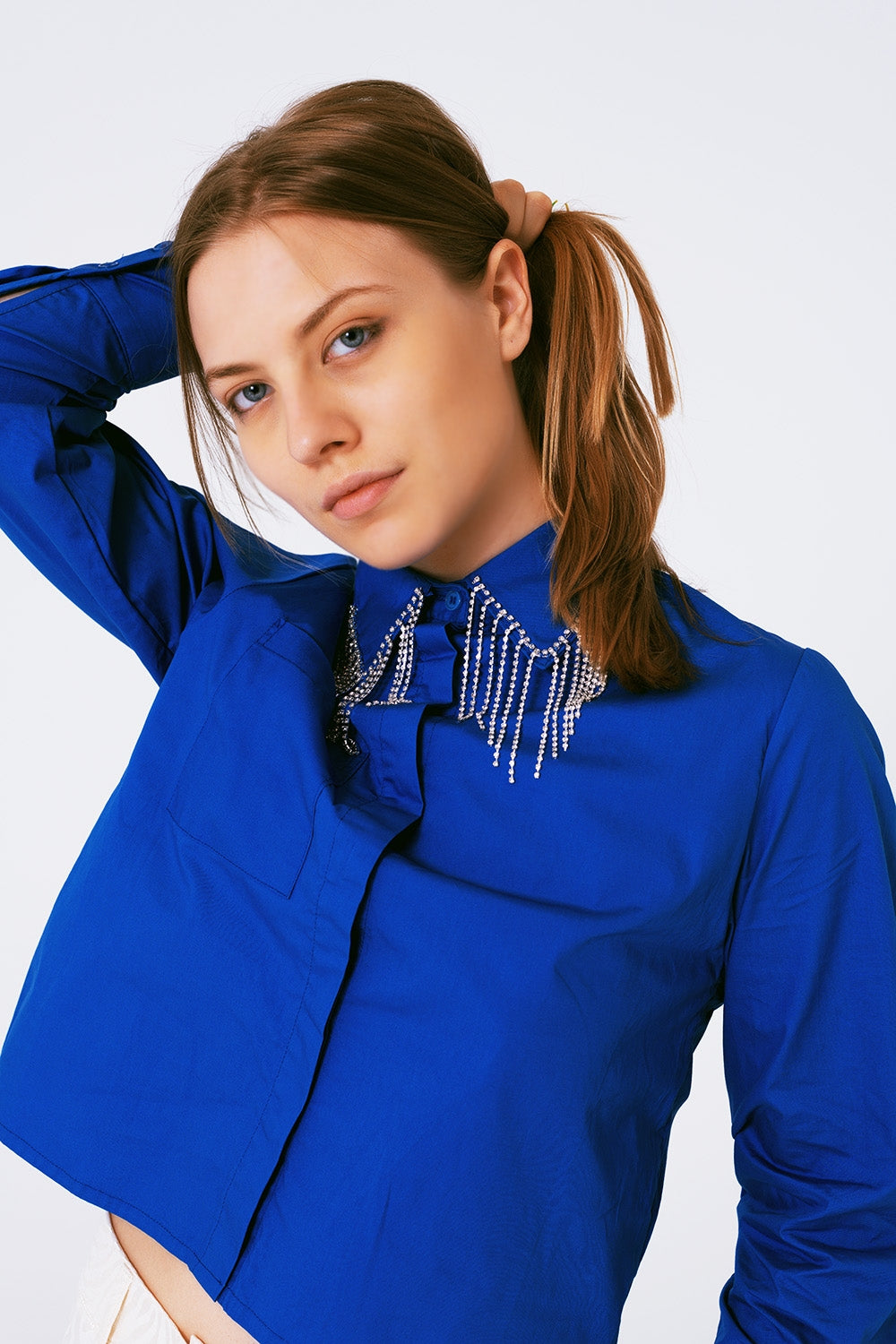 Chemise avec col à franges et strass en bleu