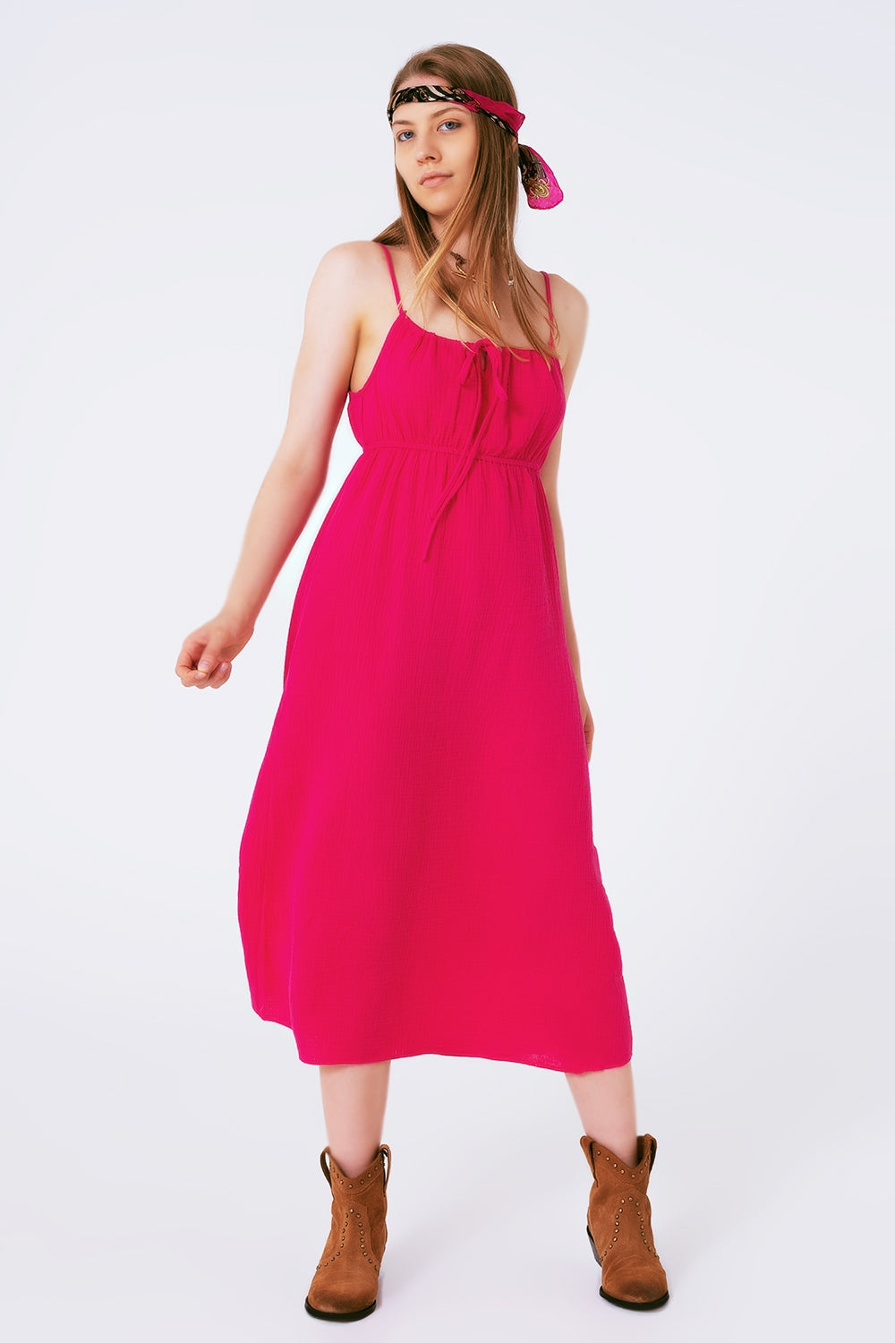 Robe d'été longue fuchsia à bretelles et taille froncée