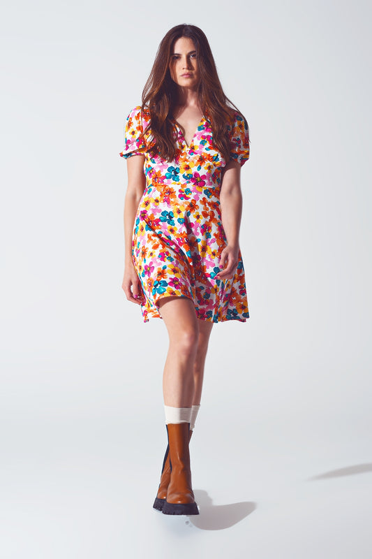 Robe courte à taille cintrée avec motif floral multicolore