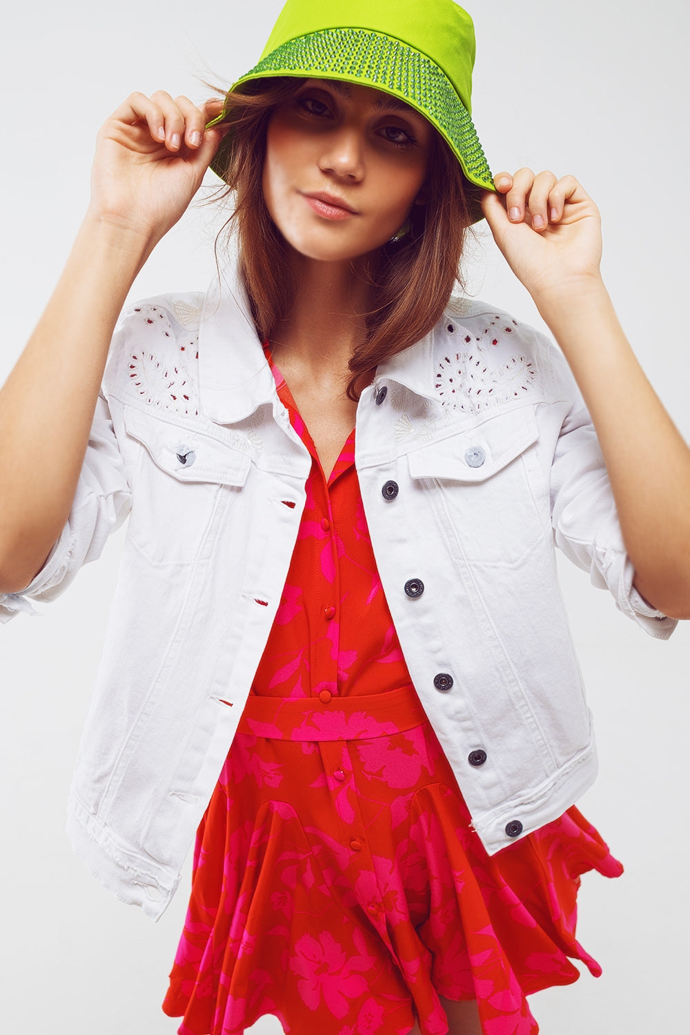 Veste en jean brodée en blanc