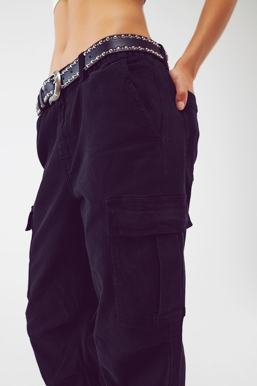 Pantalon cargo avec extrémités à pompons en noir