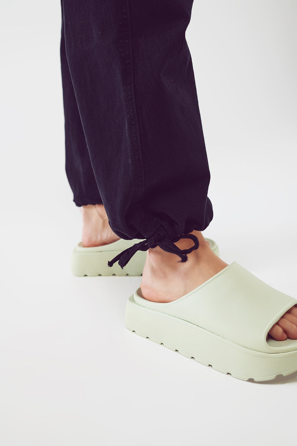 Pantalon cargo avec extrémités à pompons en noir