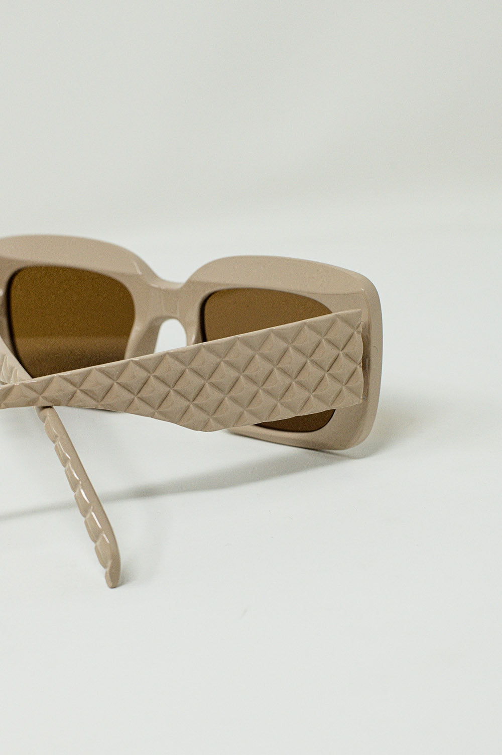 Lunettes de soleil ovales avec verres fumés en beige